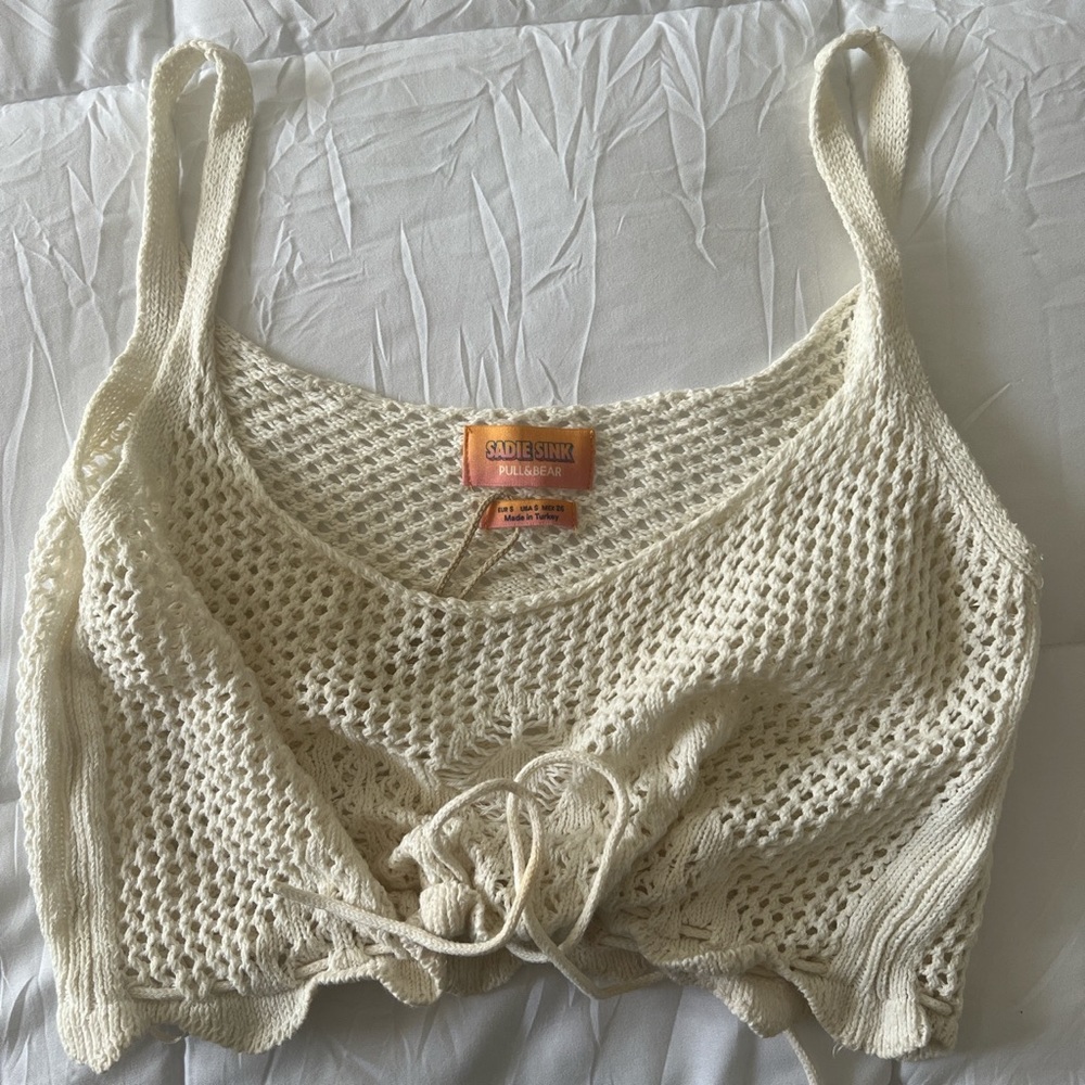 Sadie Sink x Pull&Bear crochet crop top